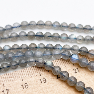 Лабрадор бусины, диаметр около 5,5 мм, цена за отрезок 19 см (1/2 нити)