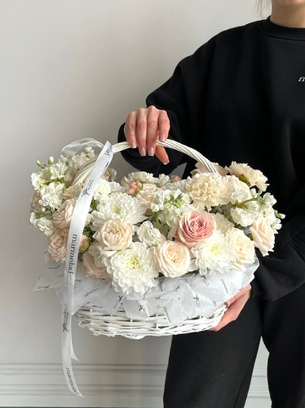 Цветочная корзина в кремовых оттенках размер M
