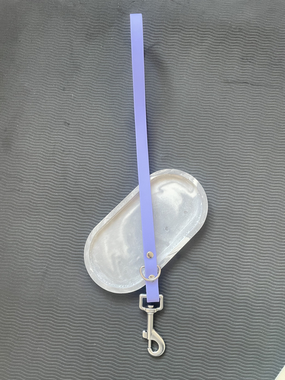 Водилка из биотана , 20 мм , 35 см. Карабин авиационный , черный.