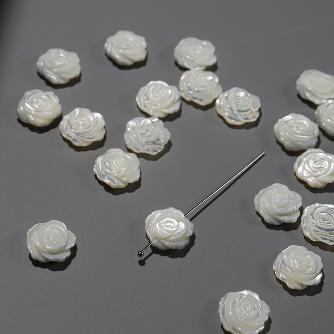 Роза двухсторонняя из перламутра морских ракушек, 12мм, продольное отверстие