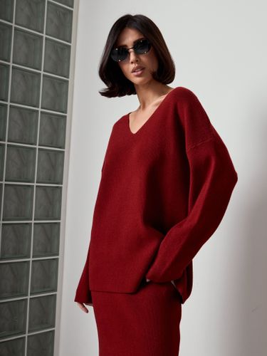 Трикотажный костюм с юбкой бордового цвета