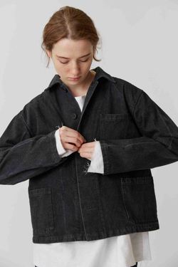 Жакет с тремя карманами из черной джинсы