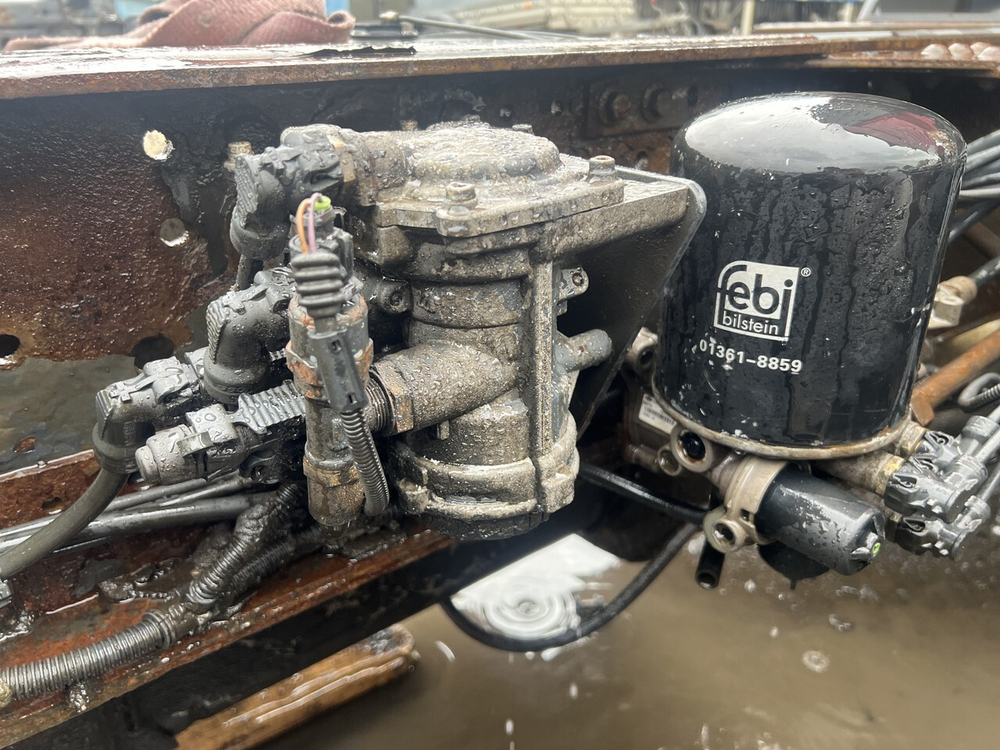 Кран управления тормозами прицепа