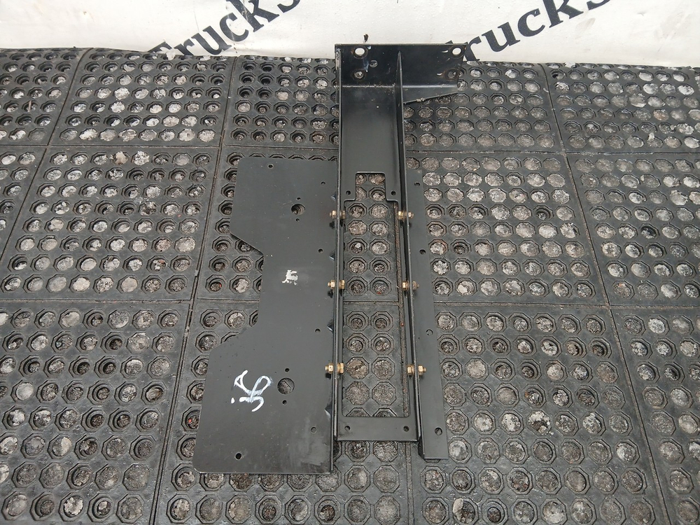 Кронштейн крыла задний левый