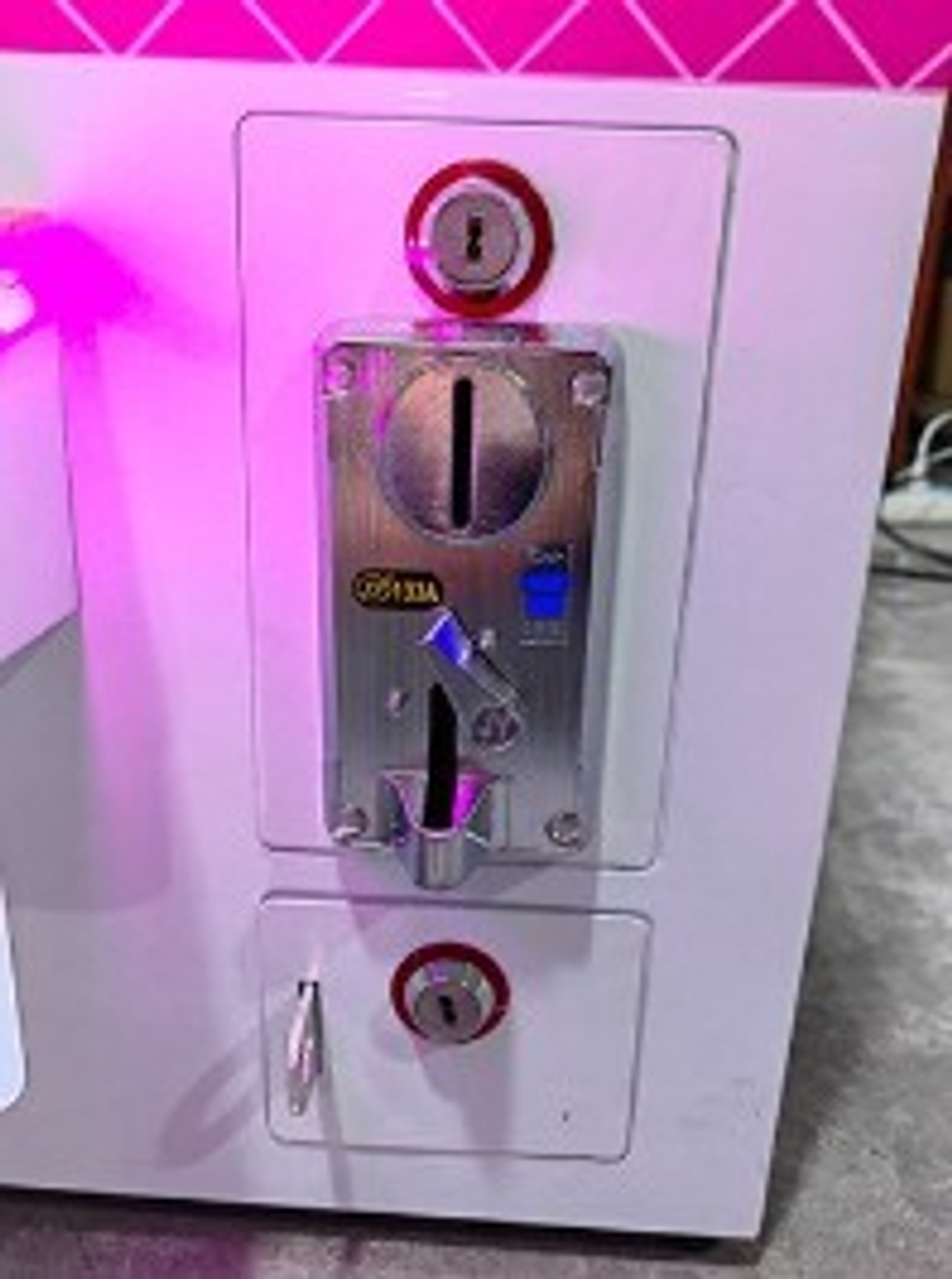 Автомат с игрушками MINI CRANE MACHINE AT HAPPY STATION