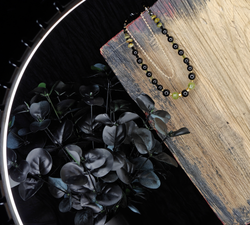 Двурядное колье с перидотом, гроссуляром и агатом