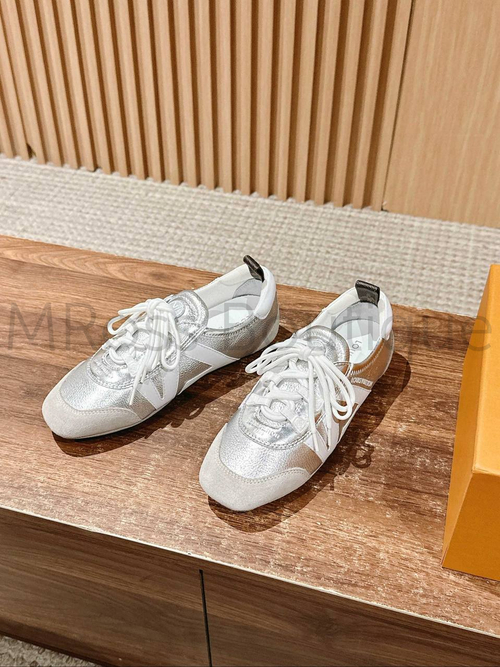 Женские кроссовки Louis Vuitton Sneakerina серебряного цвета с инициалами