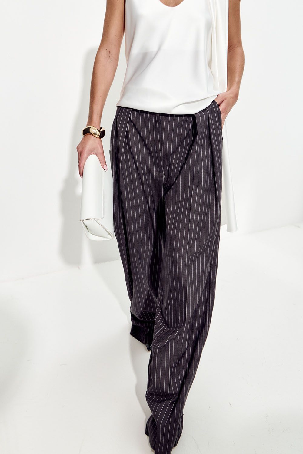 Брюки палаццо свободные с защипами темно-серого цвета в полоску