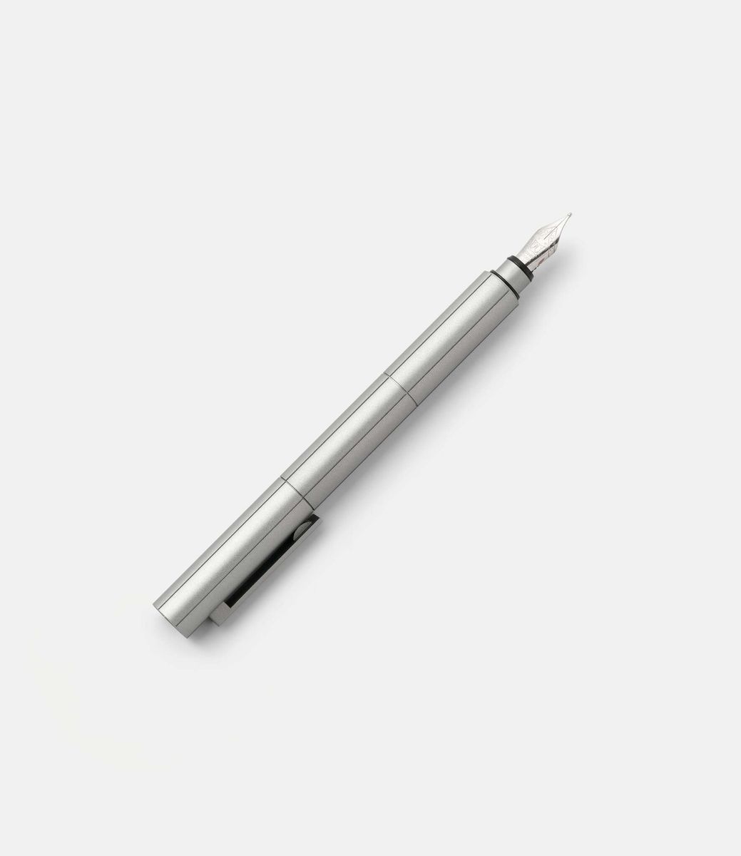 22 studio Seam Fountain Pen Anodized Grey — перьевая ручка из алюминия