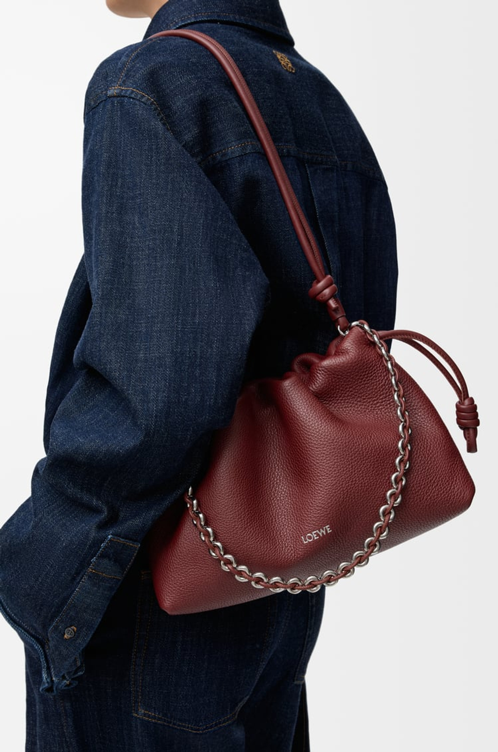 Loewe Сумка Flamenco среднего размера из зернистой телячьей кожи, красное дерево