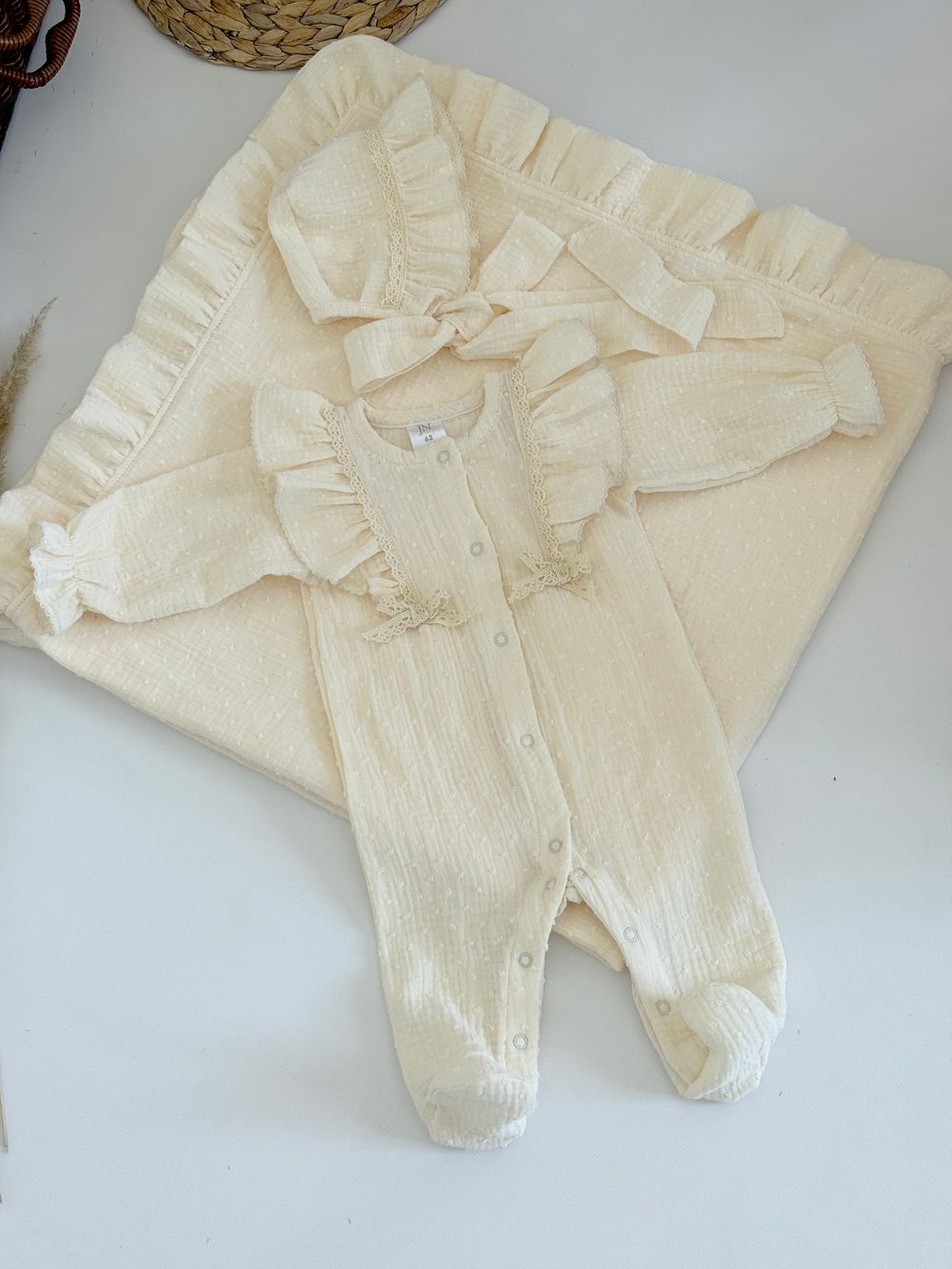 Комбинезон и чепчик