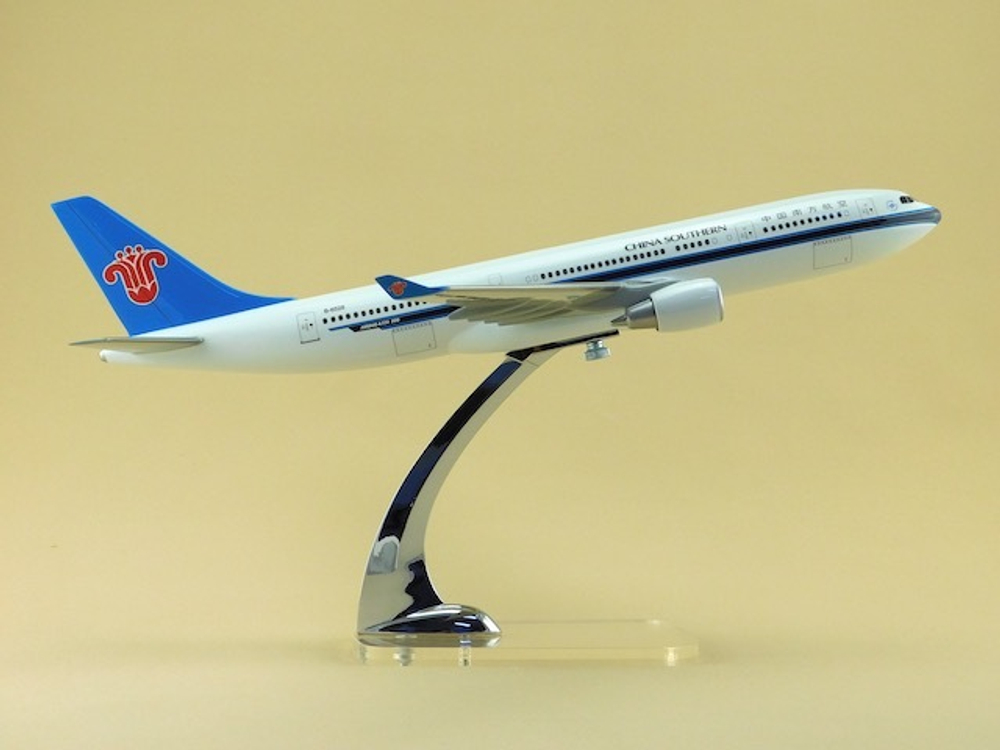 Модель самолета Airbus A330-200 (М1:144, China Southern)