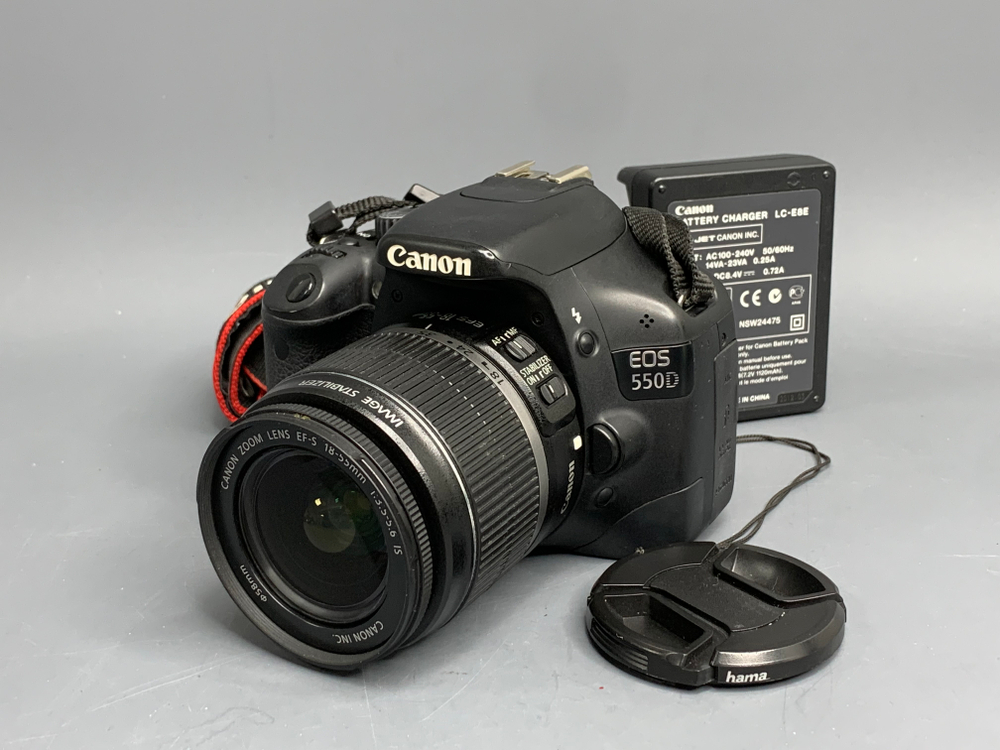 Canon 550D kit 18-55mm 3.5-5.6 IS 4.000 кадров