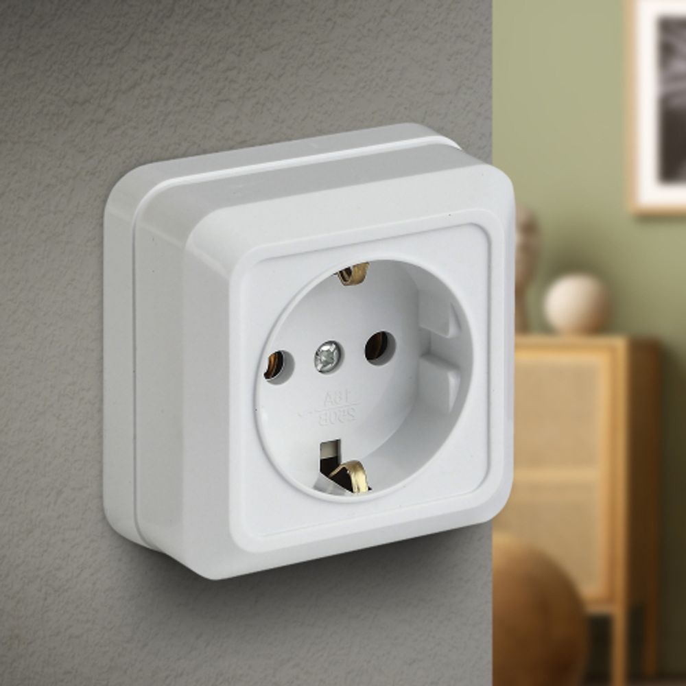 Розетка Intro Quadro 2-202-01 с заземлением 2P+E Schuko, 16А-250В, IP20, ОУ, белый