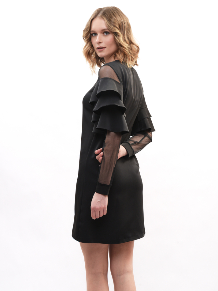 Платье с воланами на рукавах