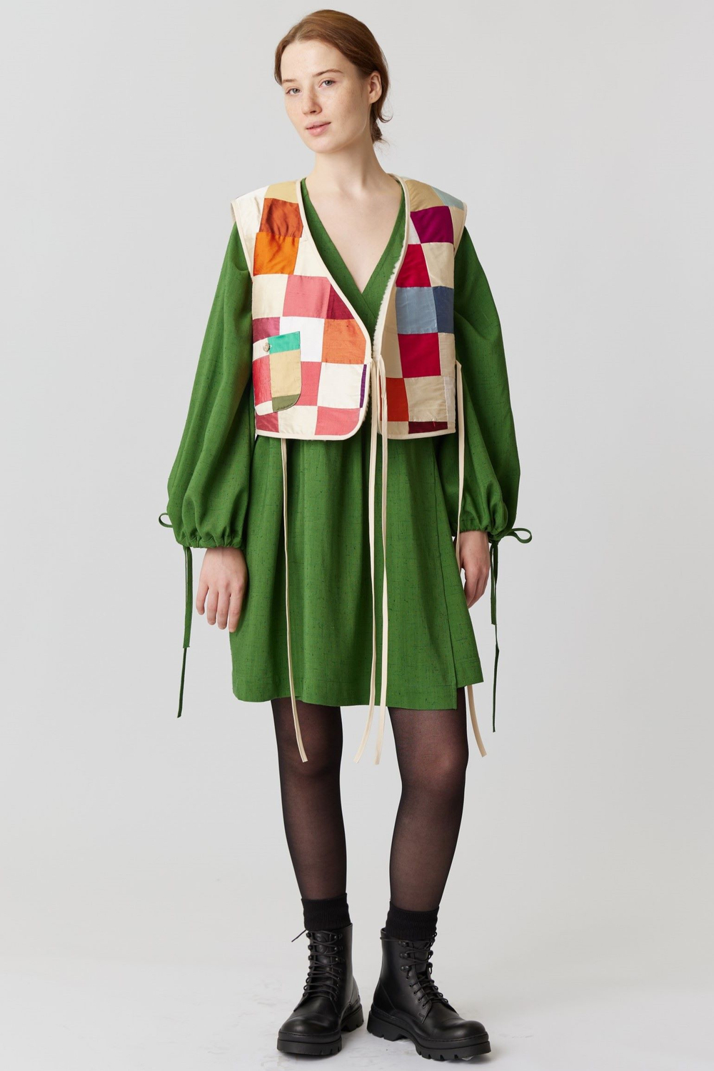 Жилет на запах из шелка с мехом