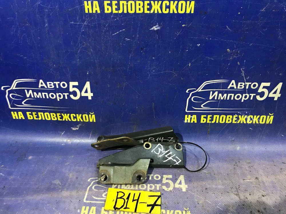 Петля капота правая NISSAN SUNNY 1994