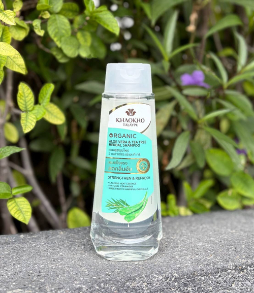 Бессульфатный шампунь для сухих волос Алое вера и Огурец Aloe Vera & Cucumber Herbal Shampoo Khaokho Talaypu