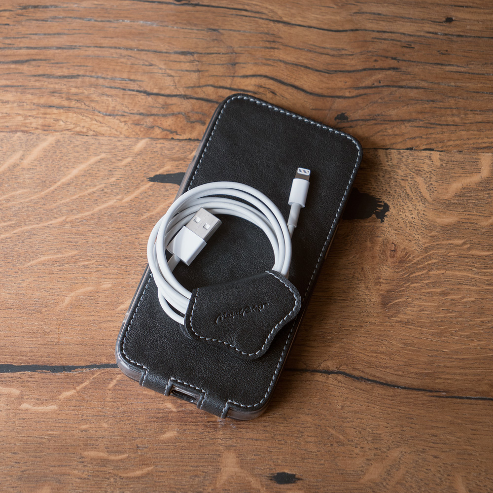 Чехол-держатель для проводов кожаный Chapeau Easy черного цвета