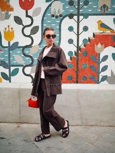 Шоколадный костюм из объемной куртки и брюк