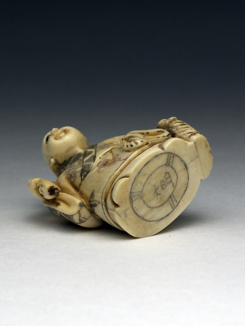 Нэцкэ Молодой монах с кузовком и корзиной