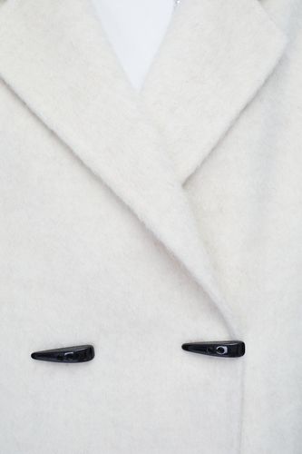 Укороченное пальто с шарфом в молочном цвете