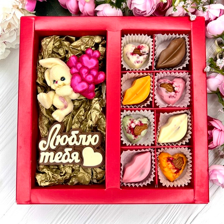 Шоколадный подарок "Люблю тебя": Зайчик с шариками, шоколадка-надпись и 8 конфет ручной работы