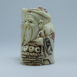 Нэцкэ Фукурокудзю с посохом и корзиной рыбы