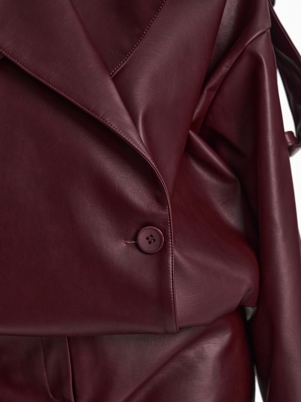 Косуха экокожа в бордовом цвете