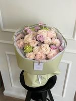 Букет из кустовой пионовидной розы, маттиолы и диантусов