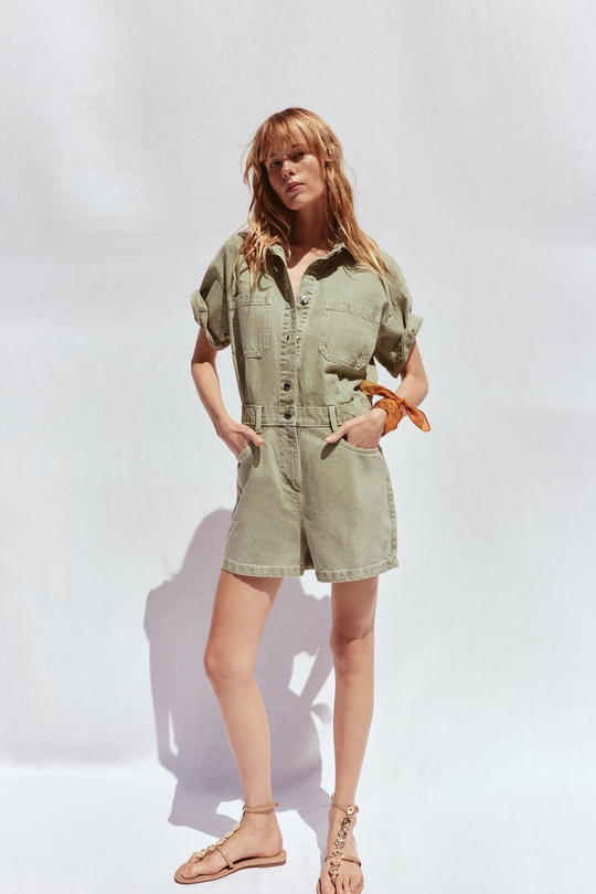 ZARA ДЖИНСОВЫЙ КОМБИНЕЗОН Z1975 С КОРОТКИМИ РУКАВАМИ, ХАКИ