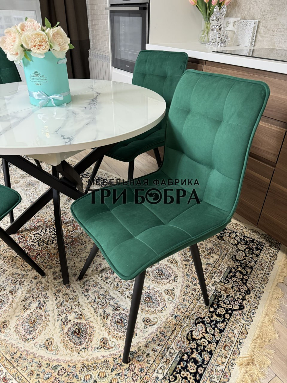 Круглый стеклянный раздвижной стол "Серый мрамор 262" и стулья "ГУЧИ" изумруд