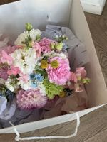 Свадебный букет из георгин, розовых диантусов, незабудок и других цветов