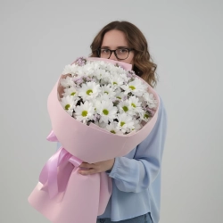 Букет из хризантем и статицы в упаковке.