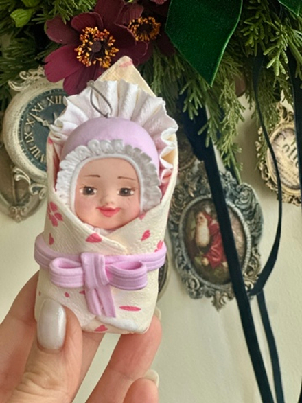 Елочная игрушка Пупсик в одеялке. Девочка