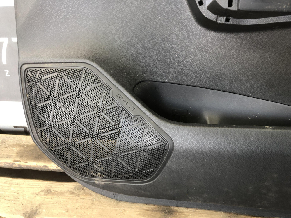 Обшивка двери передней правой Toyota RAV4 V (XA50) 18-нв Б/У Оригинал 67611XB34