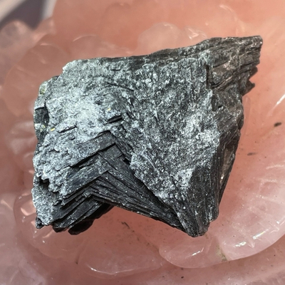 47633 Кианит черный "Ведьмина метелка" необработанный 47мм