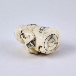 Нэцкэ Молодой монах с книгами