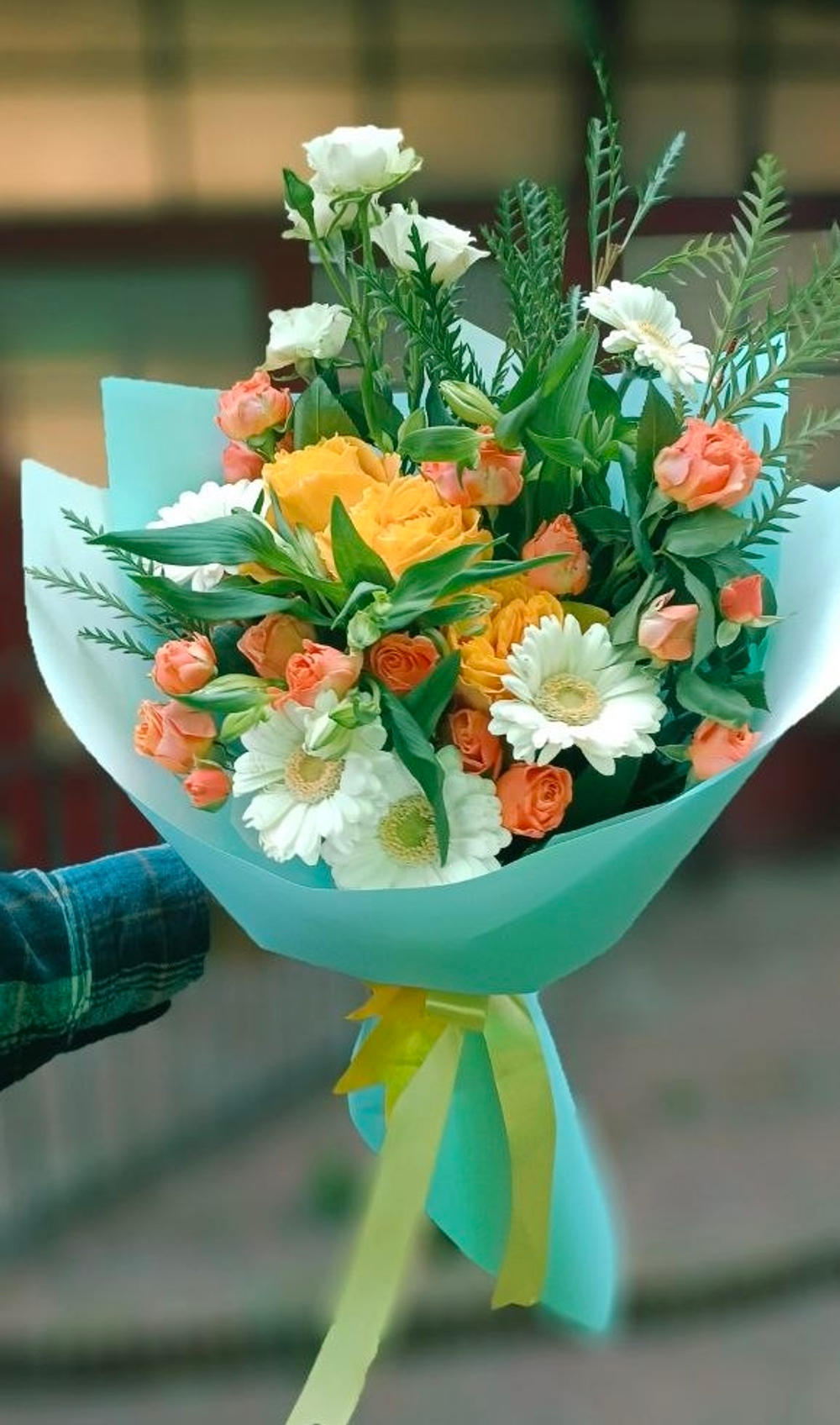 Букет цветов с герберами, кустовая роза, альстроемерия