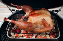 Керамический гриль Big Green Egg L Large (Большой), 46 см на столе из дуба