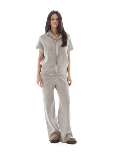 Бежевый трикотажный костюм с жилетом