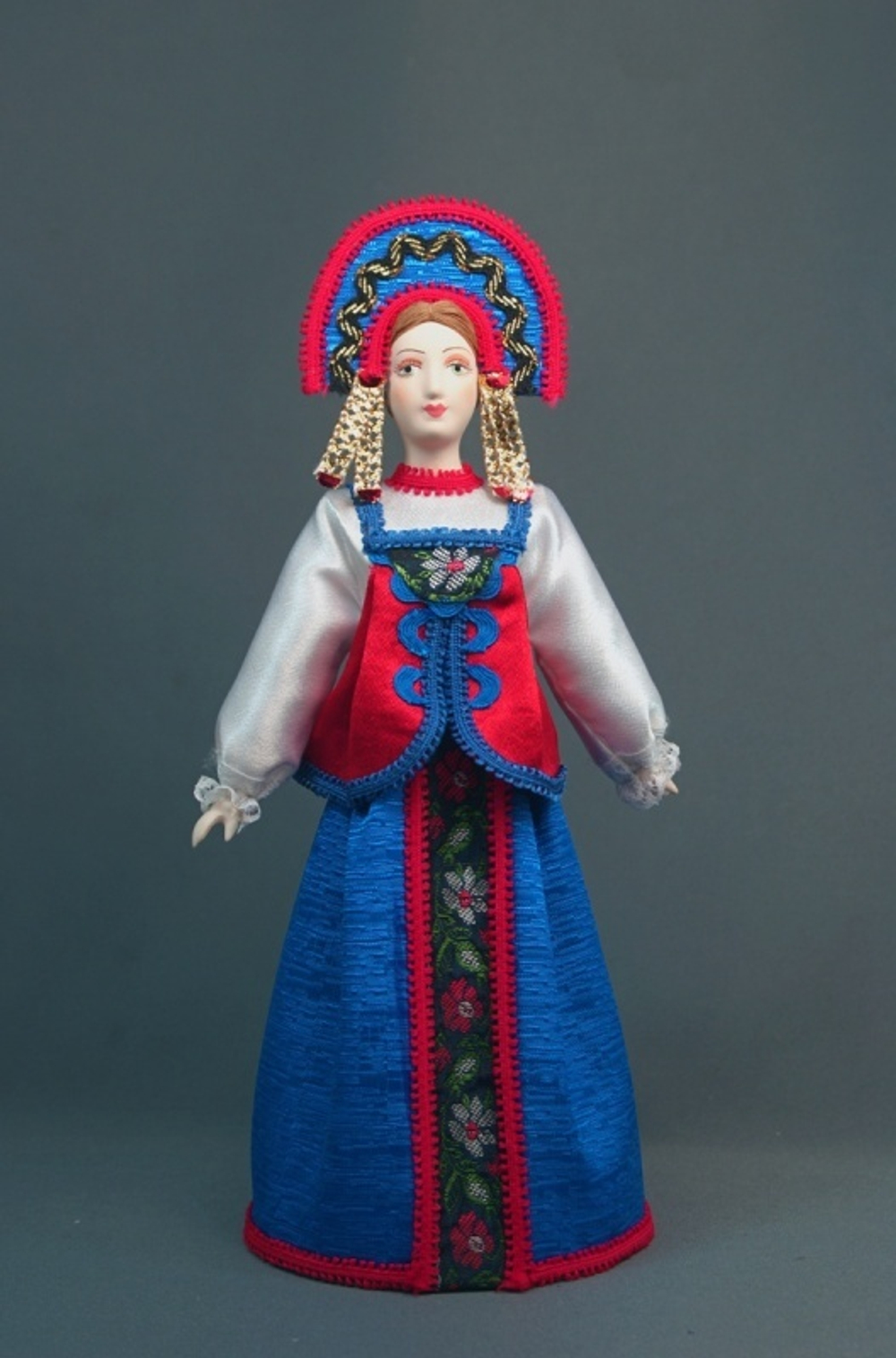 Кукла сувенирная фарфоровая. Нижегородская губ. Россия. Девичий праздничный костюм.