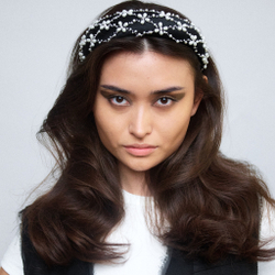 Объемный ободок с жемчужной сеткой из цветов