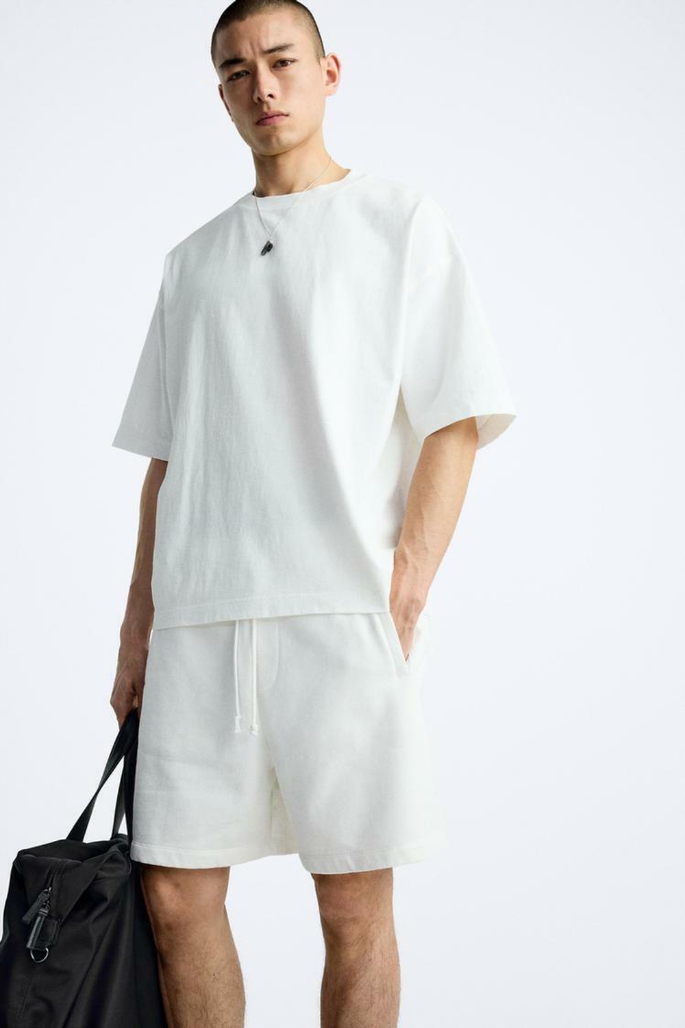 ZARA БАЗОВЫЕ ШОРТЫ-ЧИНОС С ЭФФЕКТОМ ПОТЕРТОСТИ, ЖЕЛТОВАТО-БЕЛЫЙ