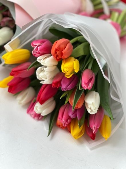 Весенний микс тюльпанов в стильном дизайне от Флора Маркет