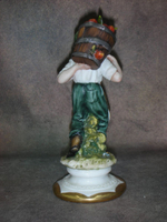 Статуэтка. Фарфор. Мужчина с корзиной яблок. Capodimonte. Италия
