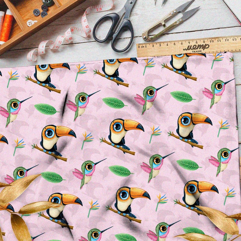 Ткань габардин туканы и калибри на розовом фоне