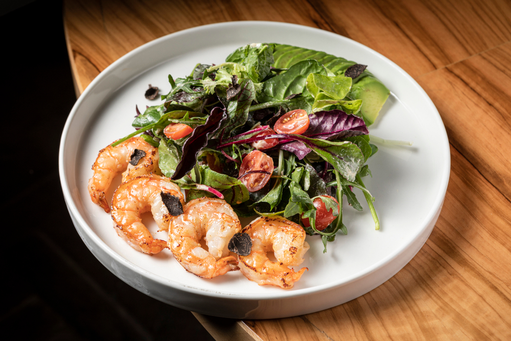 Салат с тигровыми креветками и трюфелем