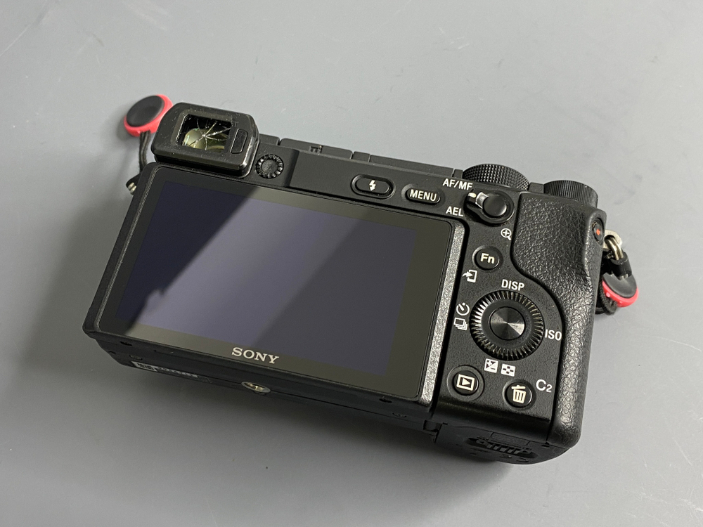 Sony A6400 Треснуто стекло видоискателя 1.500 кадров