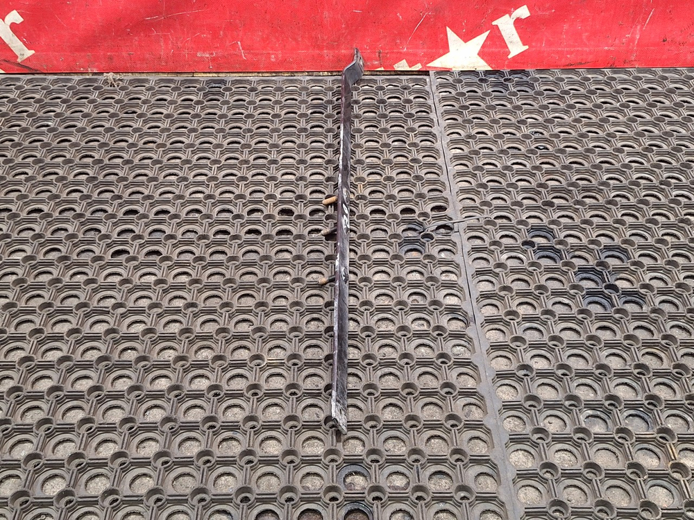 Кронштейн патрубков радиатора